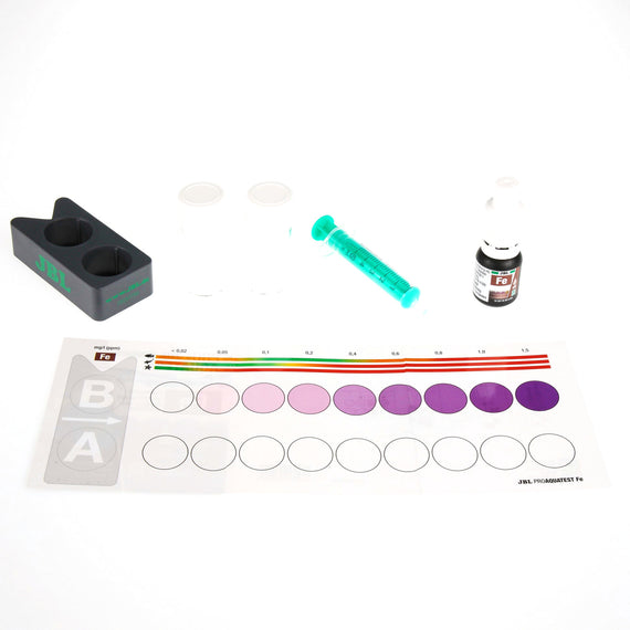 Contenu du kit de test du fer : bloc comparateur gris, deux éprouvettes en verre, seringue, flacon de réactif et nuancier