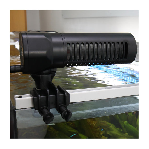 Ventilateur JBL ProTemp Cooler fixé sur le bord d'un aquarium
