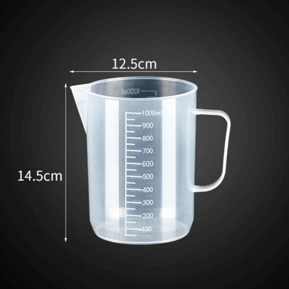 Verre doseur gradué de 1 L avec ses cotes, 14,5 cm de haut et 12,5 cm de large, trait tous les 50 ml