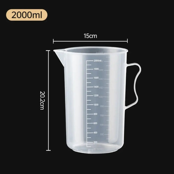 Verre doseur gradué de 2 L avec ses cotes, 20,2 cm de haut et 15 cm de large, trait tous les 100 ml
