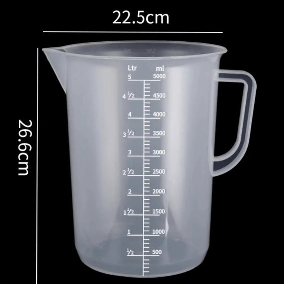 Verre doseur gradué de 5 L avec ses cotes, 26,6 cm de haut et 22,5 cm de large, échelle en litres