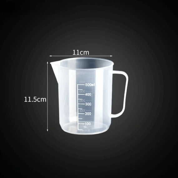 Verre doseur gradué de 500 ml avec ses cotes, 11,5 cm de haut et 11 cm de large au bec
