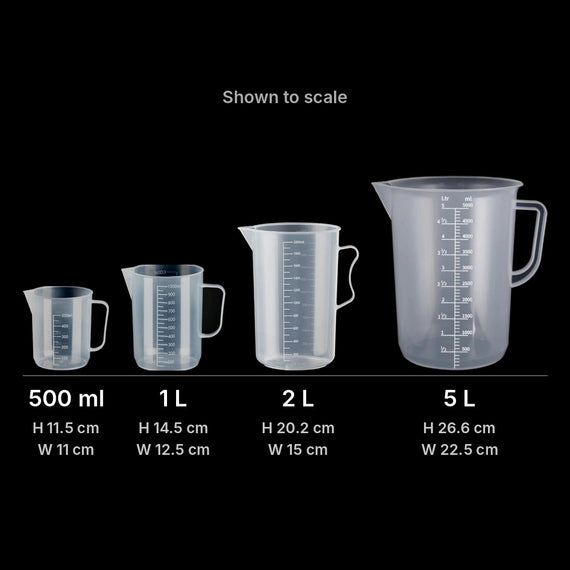 Les quatre verres doseurs gradués de 500 ml, 1 L, 2 L et 5 L côte à côte, à la même échelle, avec leurs cotes